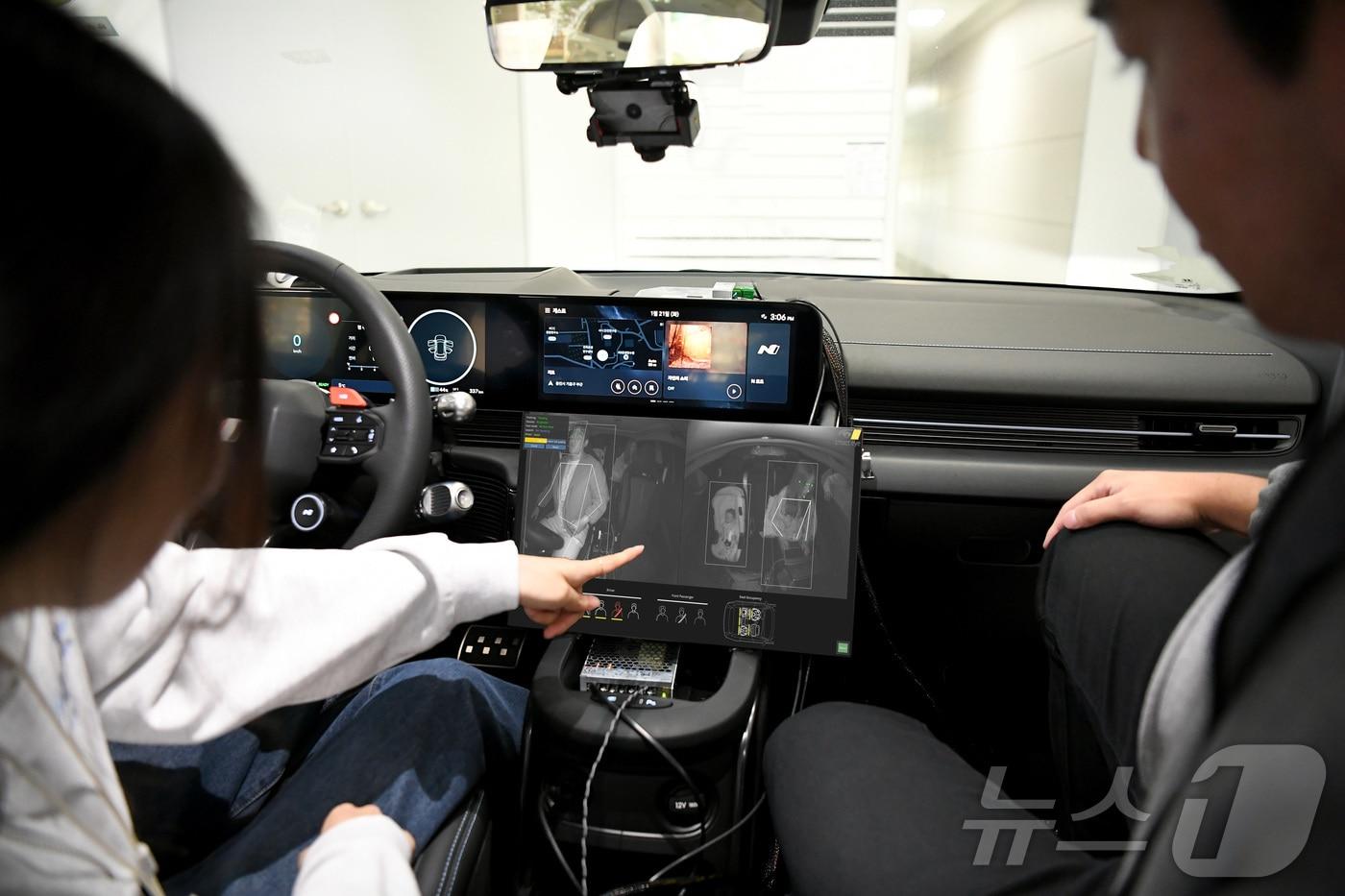 현대모비스 인캐빈 모니터링 시스템은 모든 탑승객의 안전을 판단해 위험 여부를 알려줘 사고를 예방할 수 있다. 연구원들이 센서가 취득한 정보를 분석하고 있는 모습.(현대모비스 제공) 