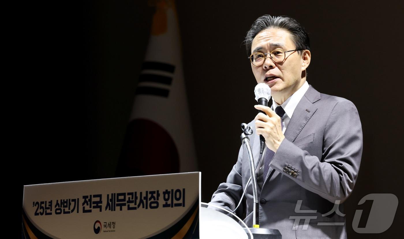 강민수 국세청장이 22일 오전 세종시 정부세종청사 국세청 대강당에서 열린 2025년 상반기 전국 세무관서장 회의에서 국세행정 운영방안 등 주요내용을 발언하고 있다. 2025.1.22/뉴스1 ⓒ News1 김기남 기자