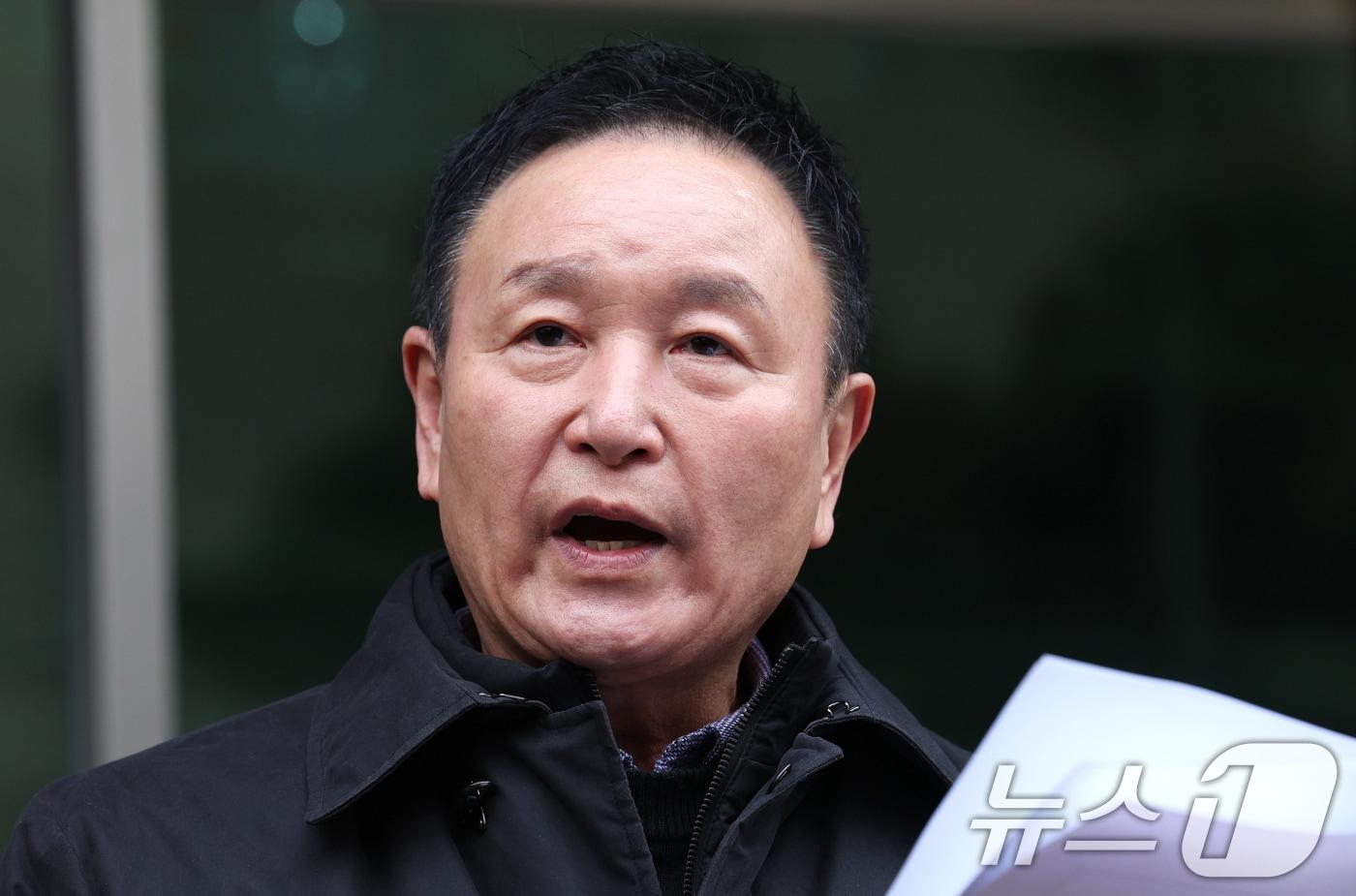 대한축구협회장 선거에 출마한 허정무 후보가 22일 오전 서울 종로구 축구회관 앞에서 긴급 기자회견을 하고 있다. 허 후보는 정몽규 회장 4선 도전 승인한 스포츠공정위에 재심사 요구했다. 2025.1.22/뉴스1 ⓒ News1 장수영 기자