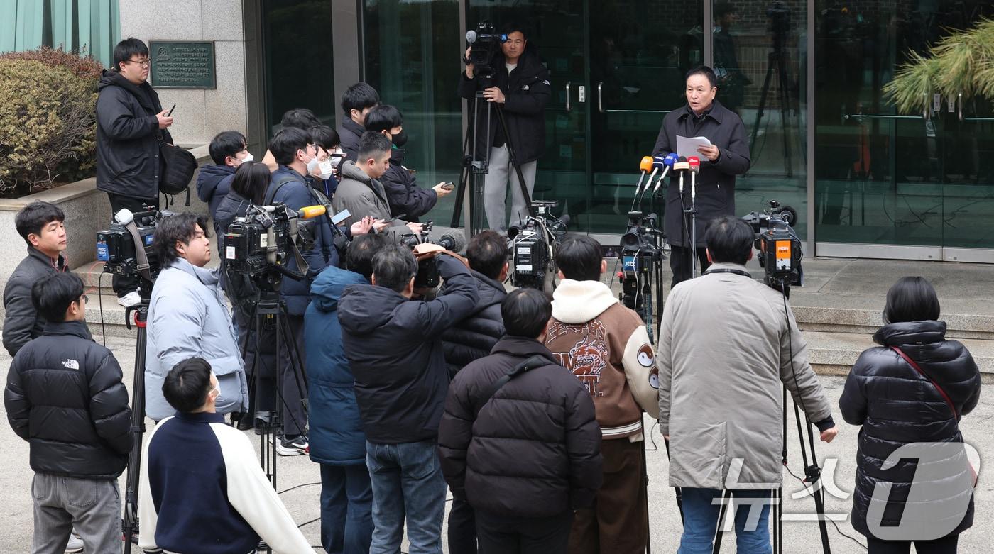 대한축구협회장 선거에 출마한 허정무 후보가 22일 오전 서울 종로구 축구회관 앞에서 긴급 기자회견을 하고 있다. 허 후보는 정몽규 회장 4선 도전 승인한 스포츠공정위에 재심사 요구했다. 2025.1.22/뉴스1 ⓒ News1 장수영 기자