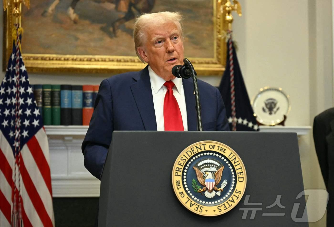 도널드 트럼프 미국 대통령이 21일&#40;현지시간&#41; 워싱턴 백악관에서 손정의 소프트뱅크 회장, 래리 엘리슨 오라클 회장, 샘 올트먼 오픈AI CEO가 배석한 기자회견서 “AI 인프라에 오픈AI와 소프트뱅크, 오라클 등이 최소 5000억 달러&#40;약 718조원&#41;를 투자하는 ‘스타게이트’ 프로젝트에 착수한다”고 밝히고 있다. 2025.01.22 ⓒ AFP=뉴스1 ⓒ News1 우동명 기자