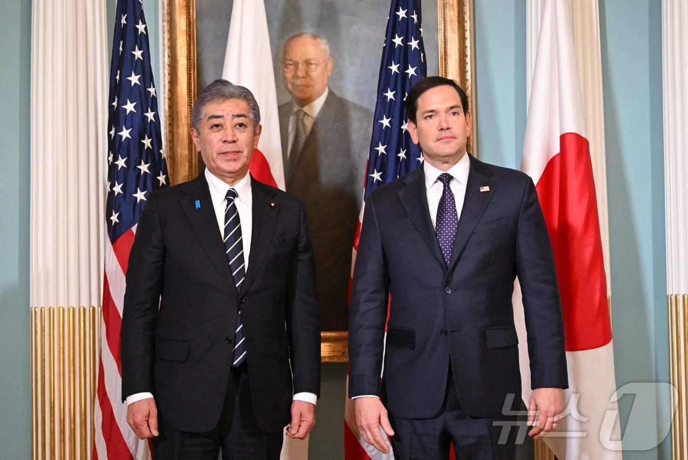이와야 다케시 일본 외무상이 21일(현지시간) 미국 워싱턴 국무부 청사를 방문해 마코 루비오 신임 미 국무장관과 함께 기념 촬영을 하고 있다. 2025.1.21 ⓒ AFP=뉴스1 ⓒ News1 강민경 기자