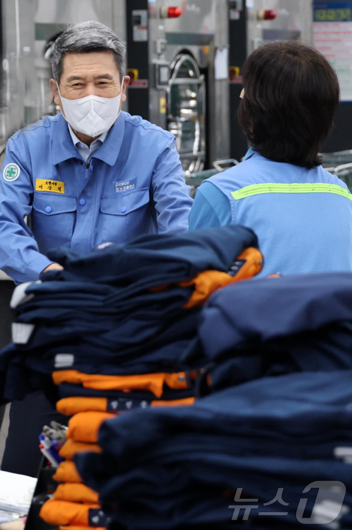 본문 이미지 - 이강덕 포항시장이 22일 노동자 작업복 공동 세탁업체인 포스코 휴먼스에서 일손을 보태고 있다. (포항시 제공) 2025.1.22/뉴스1