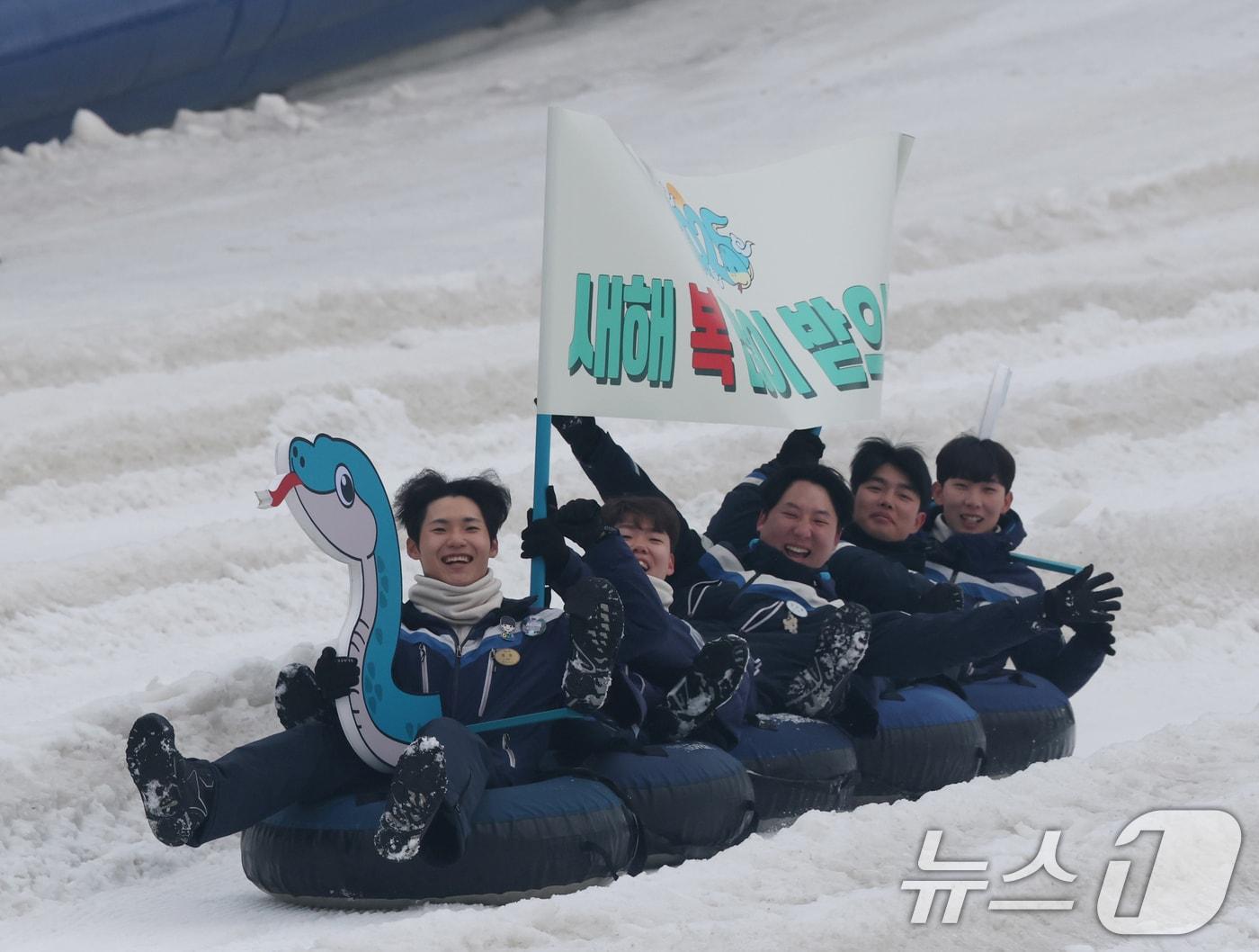 본문 이미지 - 설 명절을 앞둔 22일 오전 경기 용인시 처인구 에버랜드 눈썰매장 스노우 버스터에서 직원들이 을사년&#40;乙巳年&#41; 푸른 뱀의 해를 맞아 푸른 뱀 모양 눈썰매를 타고 새해 인사를 하고 있다. 2025.1.22/뉴스1 ⓒ News1 김영운 기자