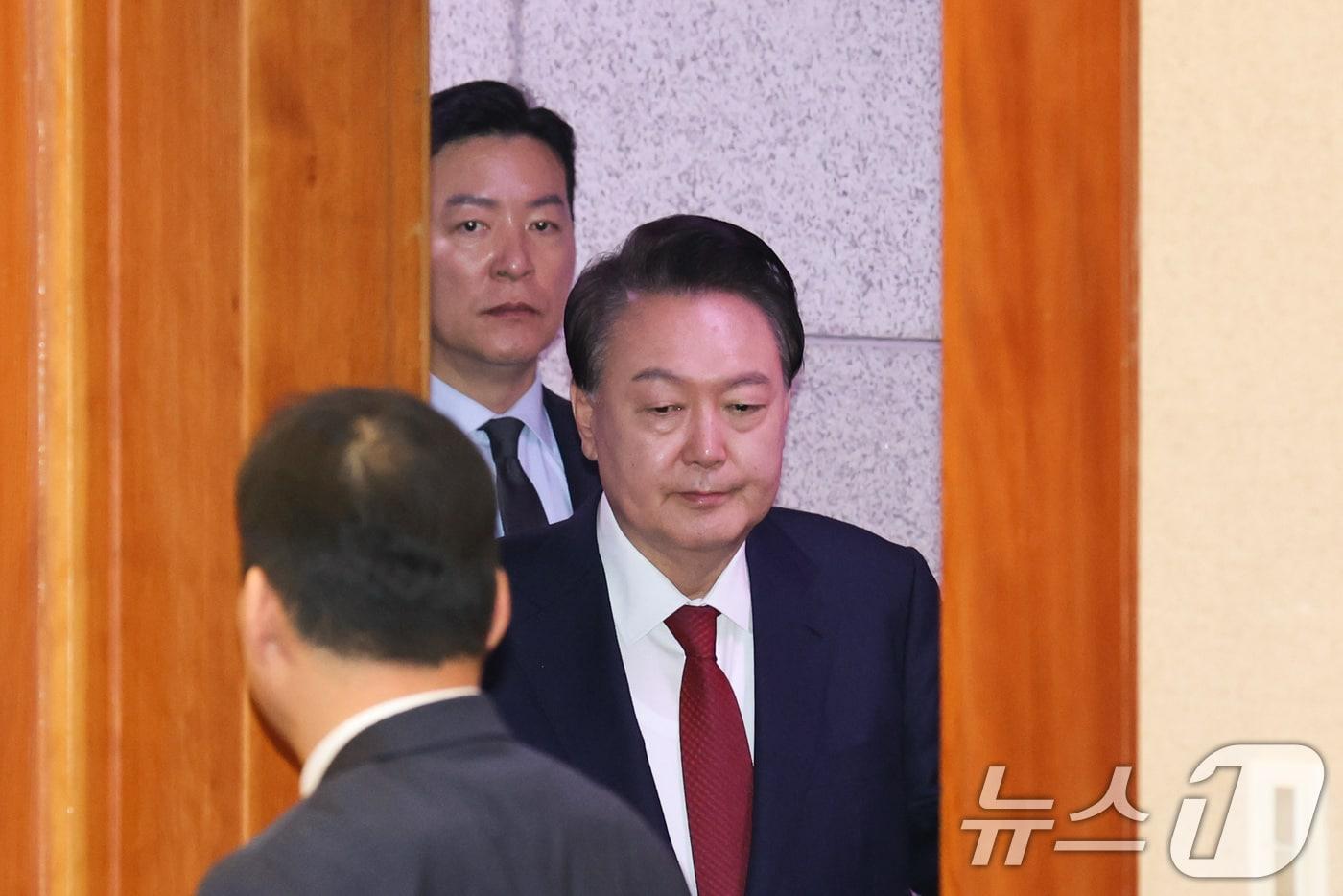 본문 이미지 - 윤석열 대통령이 지난 21일 오후 서울 종로구 헌법재판소에서 열린 탄핵심판 3차 변론에 김성훈 대통령 경호처 차장의 경호를 받으며 출석하고 있다. 2025.1.22/뉴스1 ⓒ News1 사진공동취재단