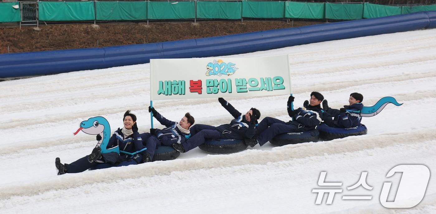 설 명절을 앞둔 22일 오전 경기 용인시 처인구 에버랜드 눈썰매장 스노우 버스터에서 직원들이 을사년&#40;乙巳年&#41; 푸른 뱀의 해를 맞아 푸른 뱀 모양 눈썰매를 타고 새해 인사를 하고 있다. 2025.1.22/뉴스1 ⓒ News1 김영운 기자