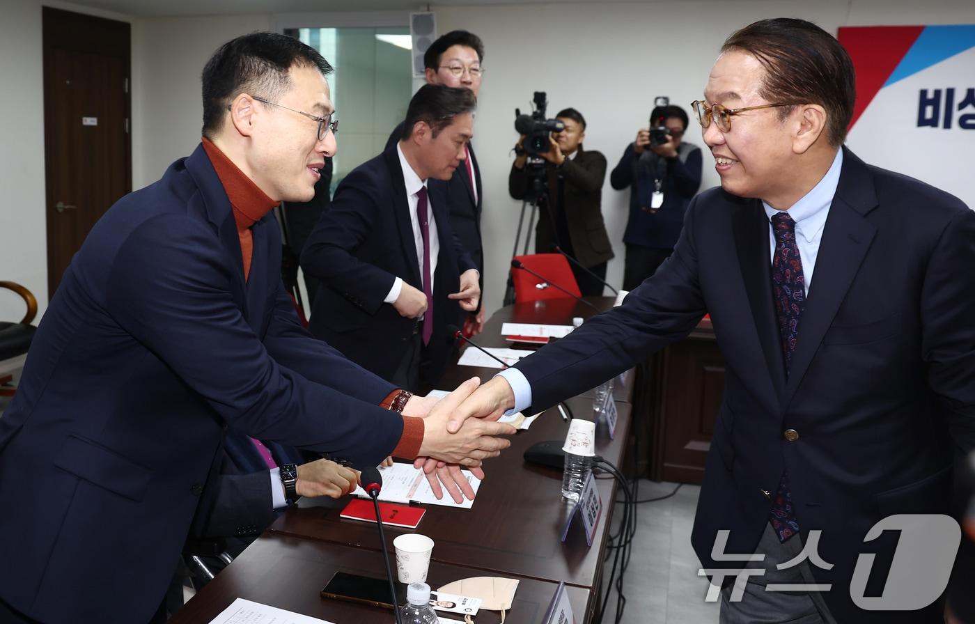 권영세 국민의힘 비상대책위원장이 지난 1월 22일 오전 서울 여의도 중앙당사에서 열린 시도당위원장 회의에서 울산시당 위원장인 김상욱 의원과 인사하고 있다. 2025.1.22/뉴스1 ⓒ News1 김민지 기자