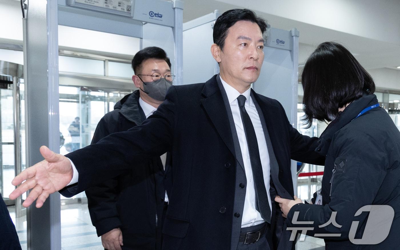 김성훈 대통령경호처 차장이 22일 오전 서울 여의도 국회에서 열린 윤석열 정부의 비상계엄 선포를 통한 내란 혐의 진상규명 국정조사 1차 청문회에 출석하기 전 보안검색을 받고 있다. 2025.1.22/뉴스1 ⓒ News1 이재명 기자