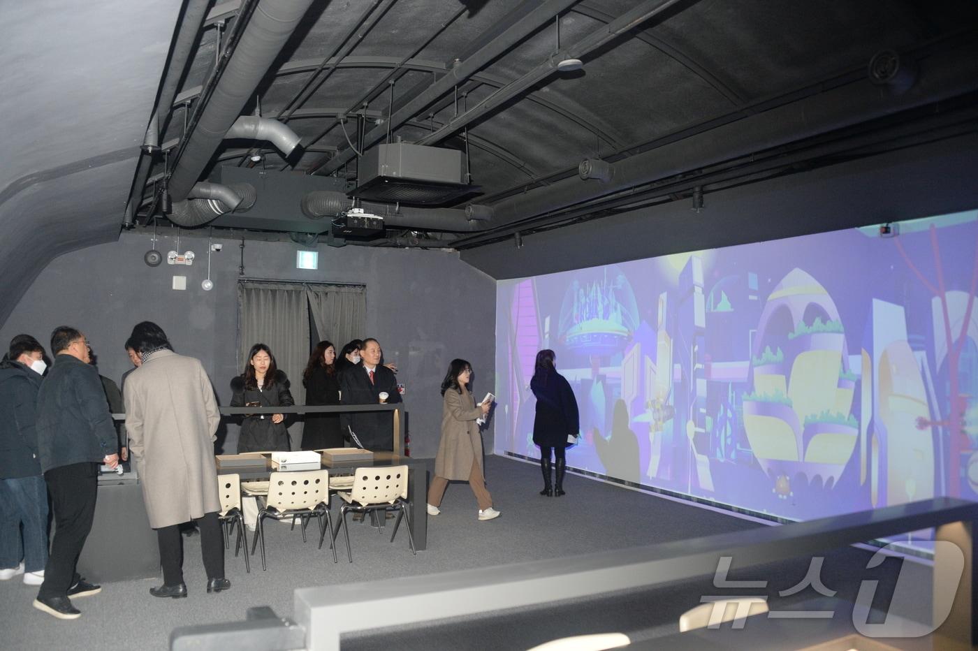 22일 전북자치도 전주시 완산벙커에서 '완산벙커 더스페이스 현장 공개'가 열린 가운데 현장을 찾은 기자단이 장내를 둘러보고 있다. 2025.1.22/뉴스1 ⓒ News1 유경석 기자