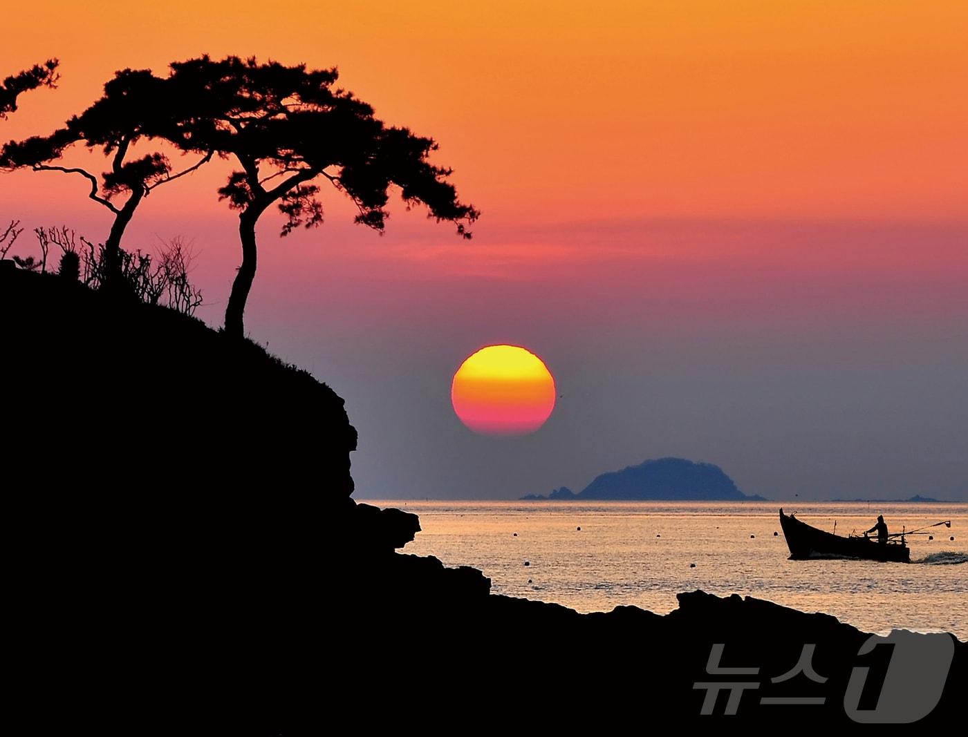 본문 이미지 -  부안 변산반도가 '2025~2026 한국관광 100선'에 선정됐다. 부안 솔섬의 낙조(부안군 제공)2025.1.22/뉴스1