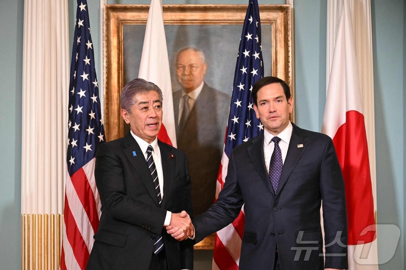 마코 루비오 미국 국무장관이 21일&#40;현지시간&#41; 워싱턴 국무부에서 쿼드 외교장관회의 중 이와야 다케시 일본 외무상과 악수를 하고 있다. 2025.01.22 ⓒ AFP=뉴스1 ⓒ News1 우동명 기자