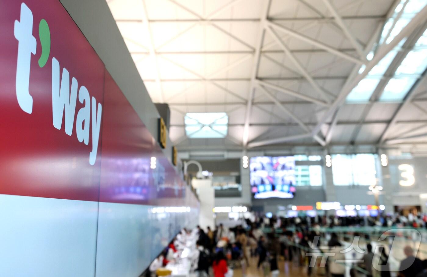 대명소노그룹이 티웨이항공 경영권 인수추진 중인 가운데 22일 인천공항 1터미널 티웨이 카운트에 관광객들이 발권을 위해 줄을 서 있다. 2025.1.22/뉴스1 ⓒ News1 권현진 기자