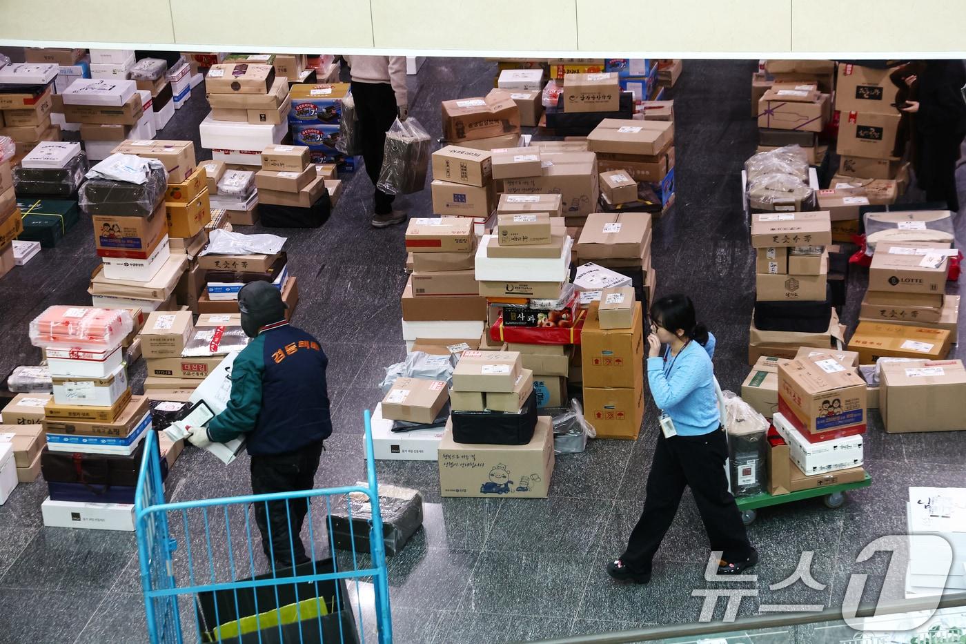 설 연휴를 앞둔 22일 서울 여의도 국회 의원회관 복도에 설 선물세트 택배 상자들이 쌓여있다. 2025.1.22/뉴스1 ⓒ News1 김민지 기자