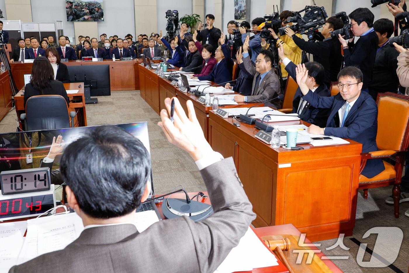 안규백 위원장, 한병도 더불어민주당 간사를 비롯한 야당 의원들이 22일 오전 서울 여의도 국회에서 열린 윤석열 정부의 비상계엄 선포를 통한 내란 혐의 진상규명 국정조사 1차 청문회에서 윤석열 대통령 동행명령장 발부 관련 찬성 거수 표결을 하고 있다. 2025.1.22/뉴스1 ⓒ News1 안은나 기자