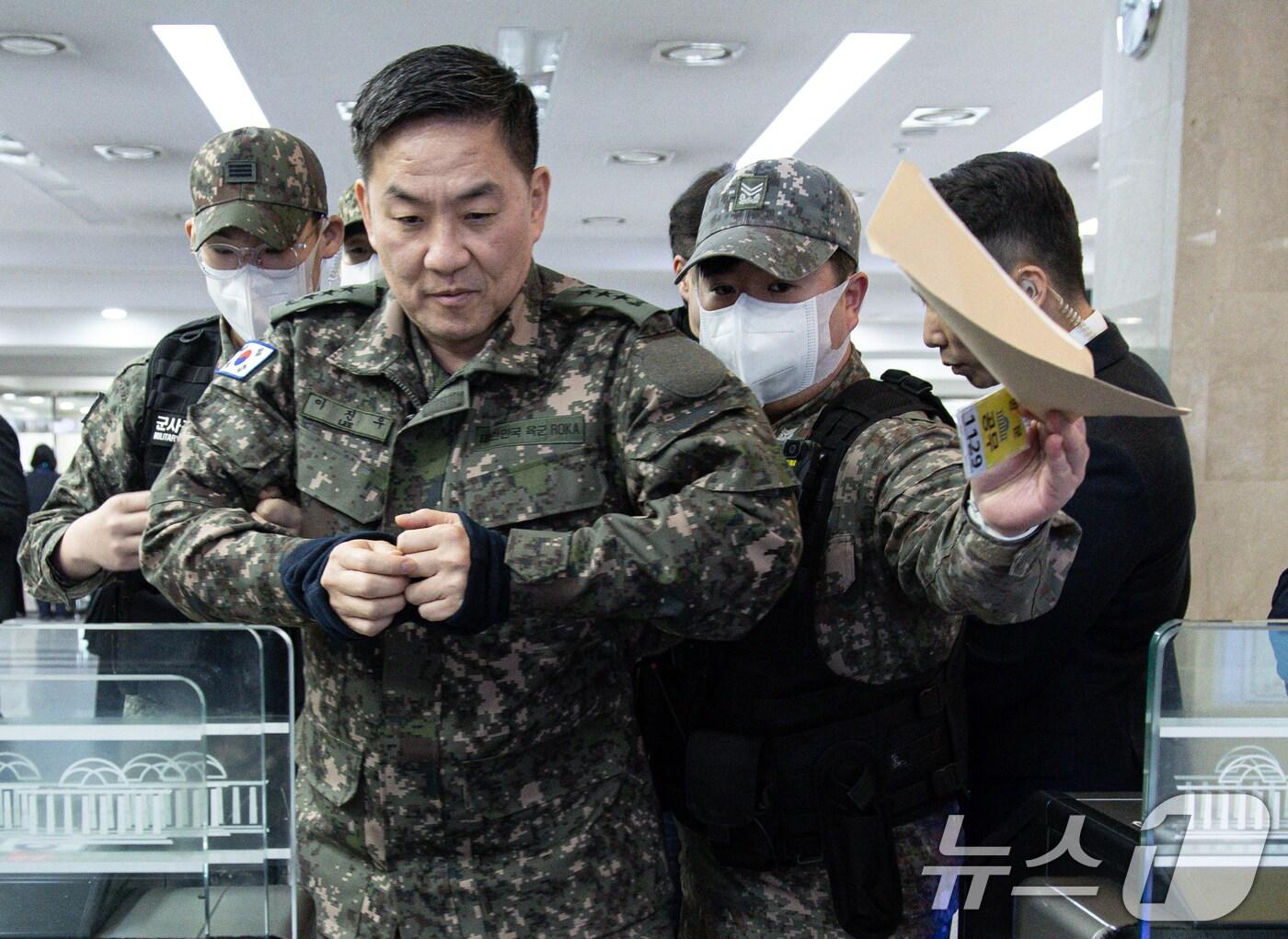 본문 이미지 - 이진우 전 수도방위사령부 사령관이 22일 오전 서울 여의도 국회에서 열린 윤석열 정부의 비상계엄 선포를 통한 내란 혐의 진상규명 국정조사 1차 청문회에 출석하기 위해 이동하고 있다. 2025.1.22/뉴스1 ⓒ News1 이재명 기자