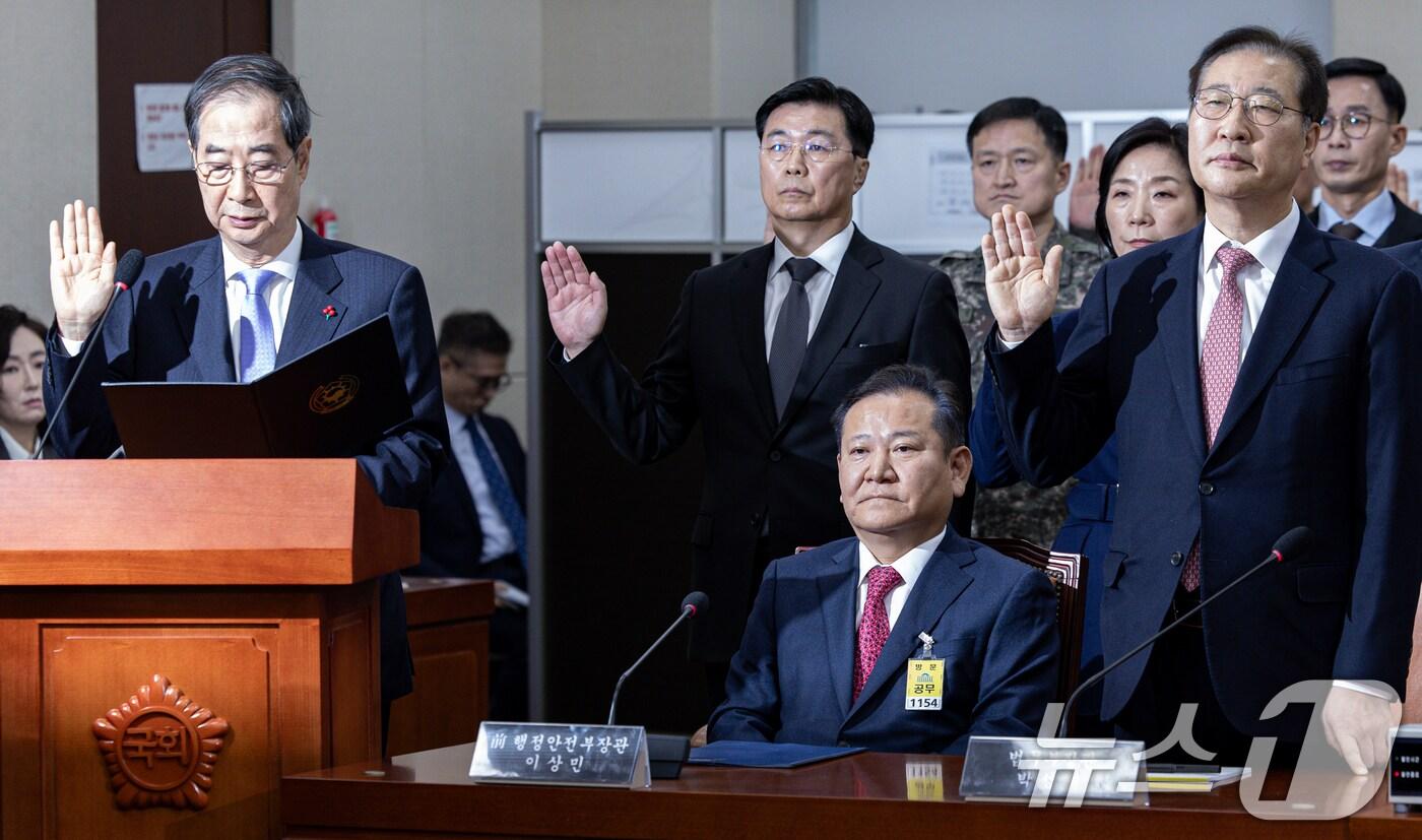 한덕수 국무총리가 지난 1월 22일 오전 서울 여의도 국회에서 열린 윤석열 정부의 비상계엄 선포를 통한 내란 혐의 진상규명 국정조사 1차 청문회에 출석해 증인 선서를 하고 있다. 이상민 전 행안부 장관은 선서를 거부한채 앉아 있다./뉴스1 ⓒ News1 이재명 기자