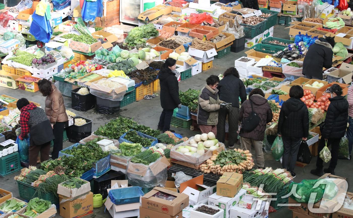 설 명절을 앞두고 시민들이 대전 유성구 노은농수산물시장에서 장을 보고 있다. /뉴스1 ⓒ News1 김기태 기자