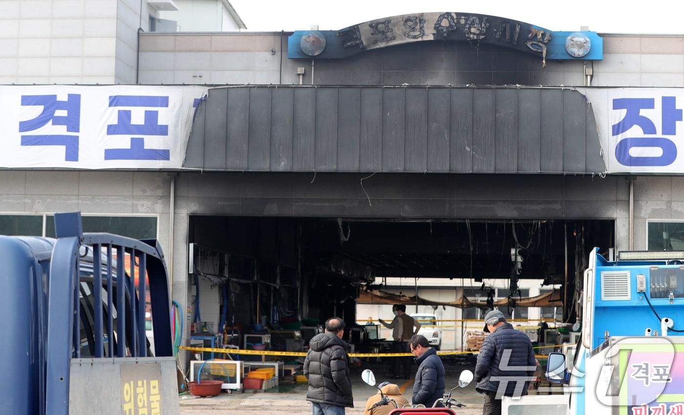 지난 1월22일 전북 부안군 격포항수산시장에서 상인들이 전날 발생한 화재로 검게 타버린 시장을 바라보고 있다. 2025.1.22/뉴스1 ⓒ News1 유경석 기자