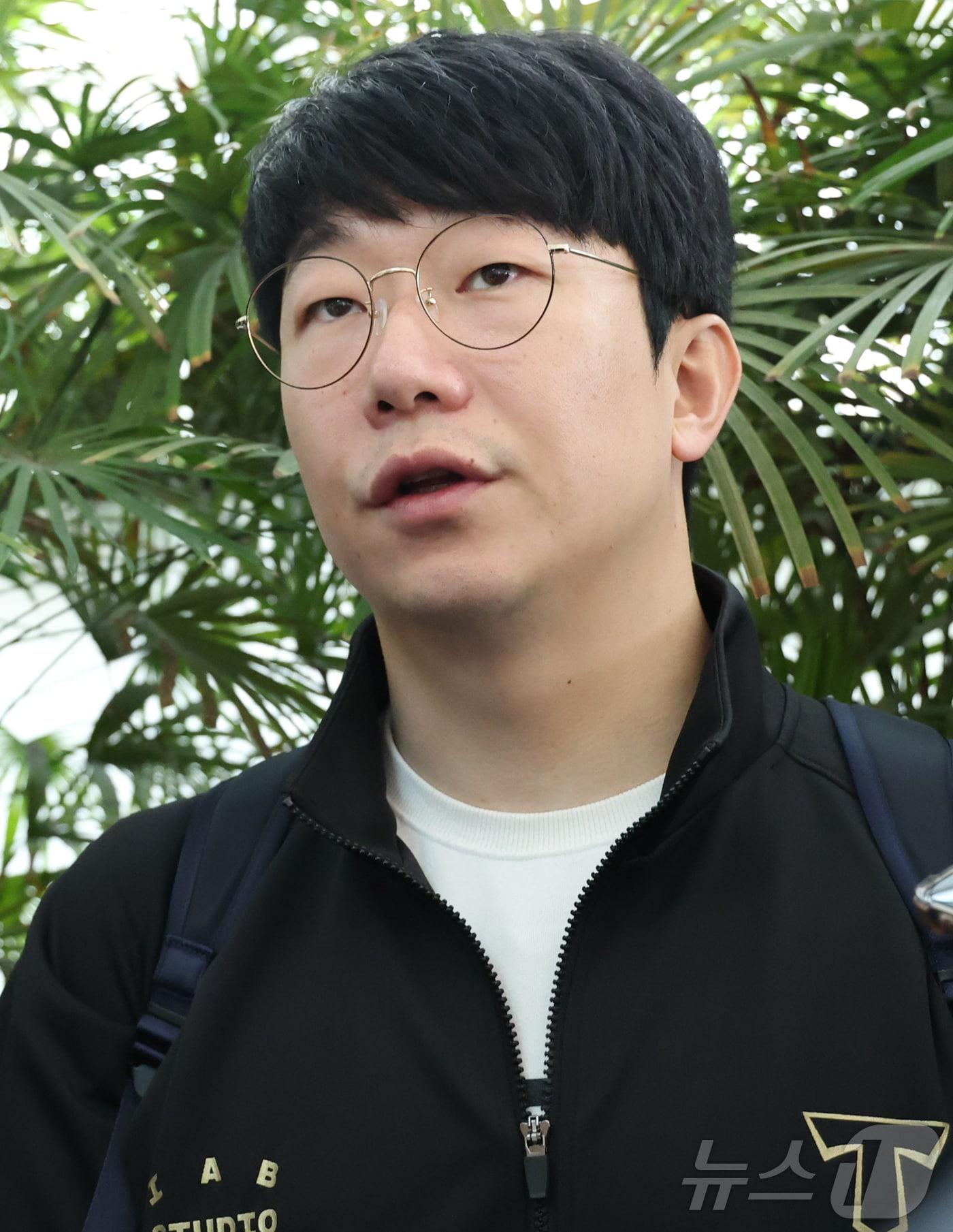 본문 이미지 - KIA 타이거즈 양현종이 스프링캠프 참가를 위해 22일 오전 인천국제공항을 통해 미국 캘리포니아주 어바인으로 출국하기전 인터뷰를 하고 있다. 2025.1.22/뉴스1 ⓒ News1 권현진 기자