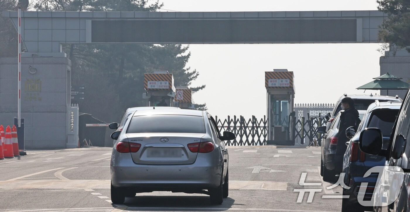 고위공직자범죄수사처(공수처)가 윤석열 대통령의 비화폰 서버 등을 확보하기 위해 대통령실과 관저 등에 대한 압수수색 시도 중인 22일 오후 서울 용산구 대통령실 앞에서 차량이 이동하고 있다. 공수처는 윤 대통령이 사용한 비화폰 서버 기록과 대통령실 내 PC 등 전산장비, 윤 대통령이 관여한 회의록 등 서류 확보를 위해 압수수색에 나선 것으로 알려졌다. 2025.1.22/뉴스1 ⓒ News1 장수영 기자