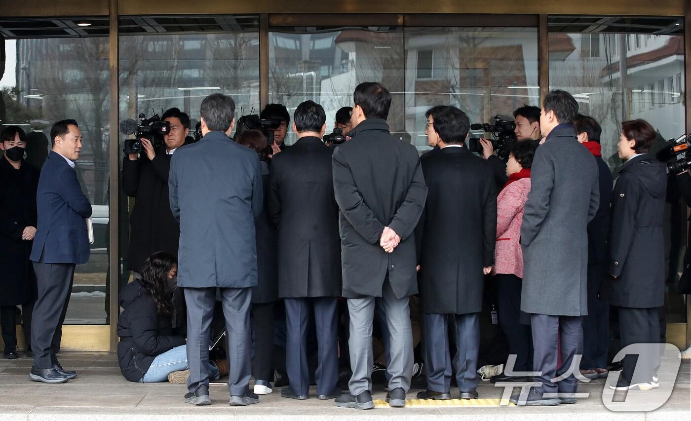 권성동 원내대표를 비롯한 국회 법제사법위원회 소속 여당 의원들이 22일 서울 종로구 헌법재판소를 항의 방문하고 있다. 이들은 탄핵소추된 한덕수 국무총리 심판 사건의 조속한 처리 등을 요구했지만 헌법재판소는 협의된 바가 없다며 출입을 제한했다. (공동취재) 2025.1.22/뉴스1 ⓒ News1 신웅수 기자