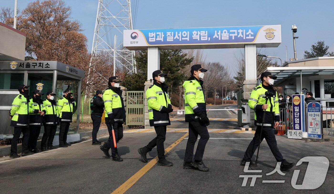 22일 윤석열 대통령이 수감 중인 경기도 의왕시 서울구치소 앞에서 경찰 병력이 근무하고 있다. 2025.1.22/뉴스1 ⓒ News1 박세연 기자