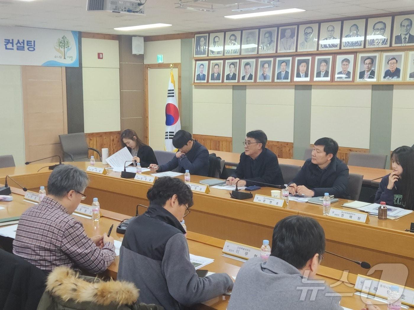 본문 이미지 - 22일 강원 강릉 소재 동부지방산림청에서 열린 소나무재선충병 확산 방지 방제지역협의회·컨설팅에서 관계자들이 의견을 나누고 있다.&#40;동부산림청 제공&#41; 2025.1.22/뉴스1