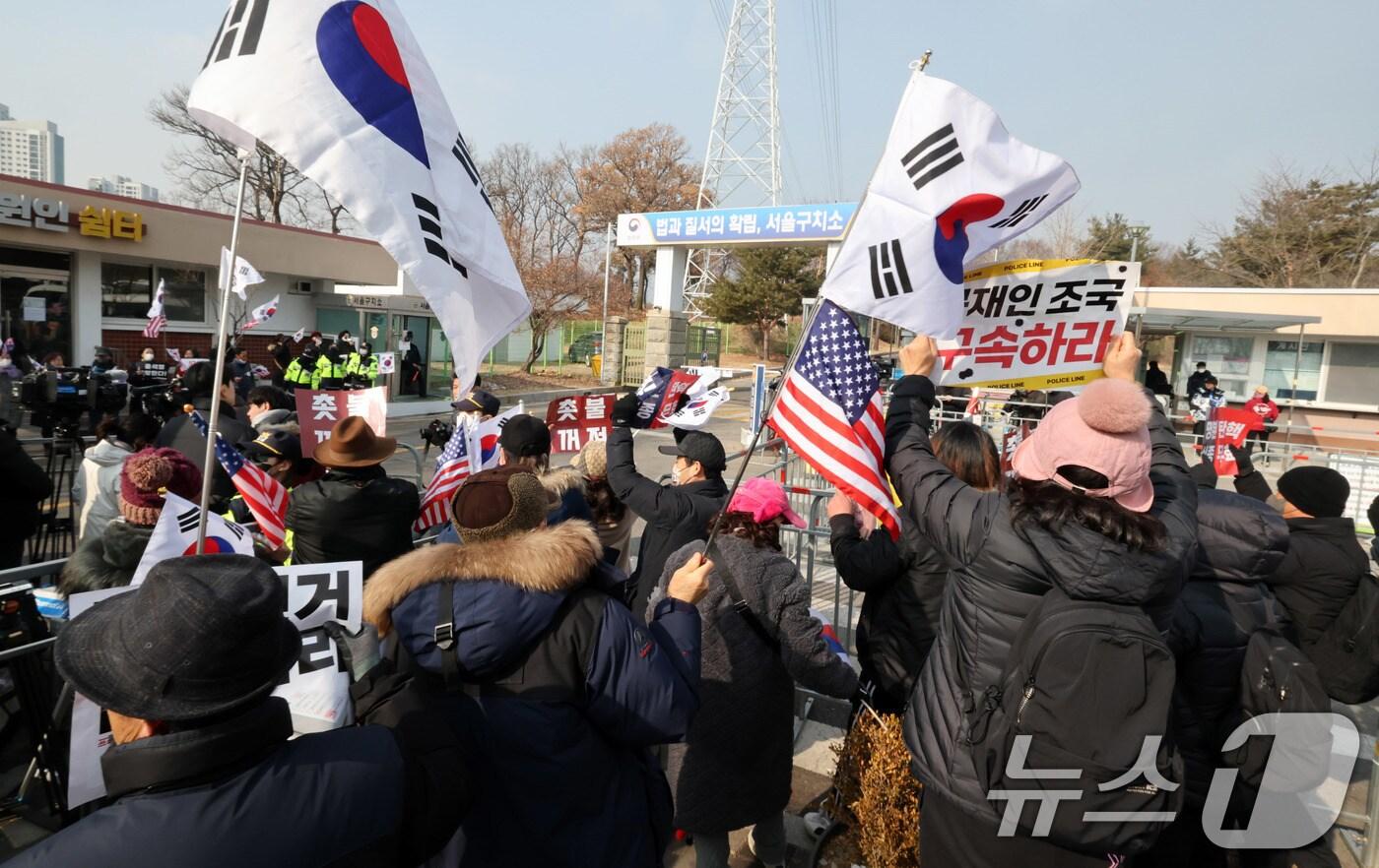 본문 이미지 - 지난달 22일 윤석열 대통령이 수감 중인 경기도 의왕시 서울구치소 앞에서 윤 대통령 지지자들이 석방 촉구와 탄핵반대 구호를 외치고 있다. 2025.1.22/뉴스1 ⓒ News1 박세연 기자