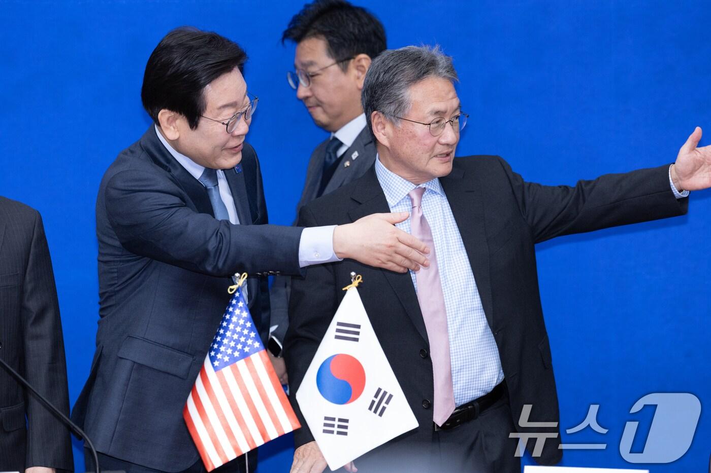 이재명 더불어민주당 대표와 조셉 윤 주한미국대사대리 22일 오전 서울 여의도 국회에서 관계자들과 기념촬영을 하기 위해 부르고 있다. 2025.1.22/뉴스1 ⓒ News1 이재명 기자