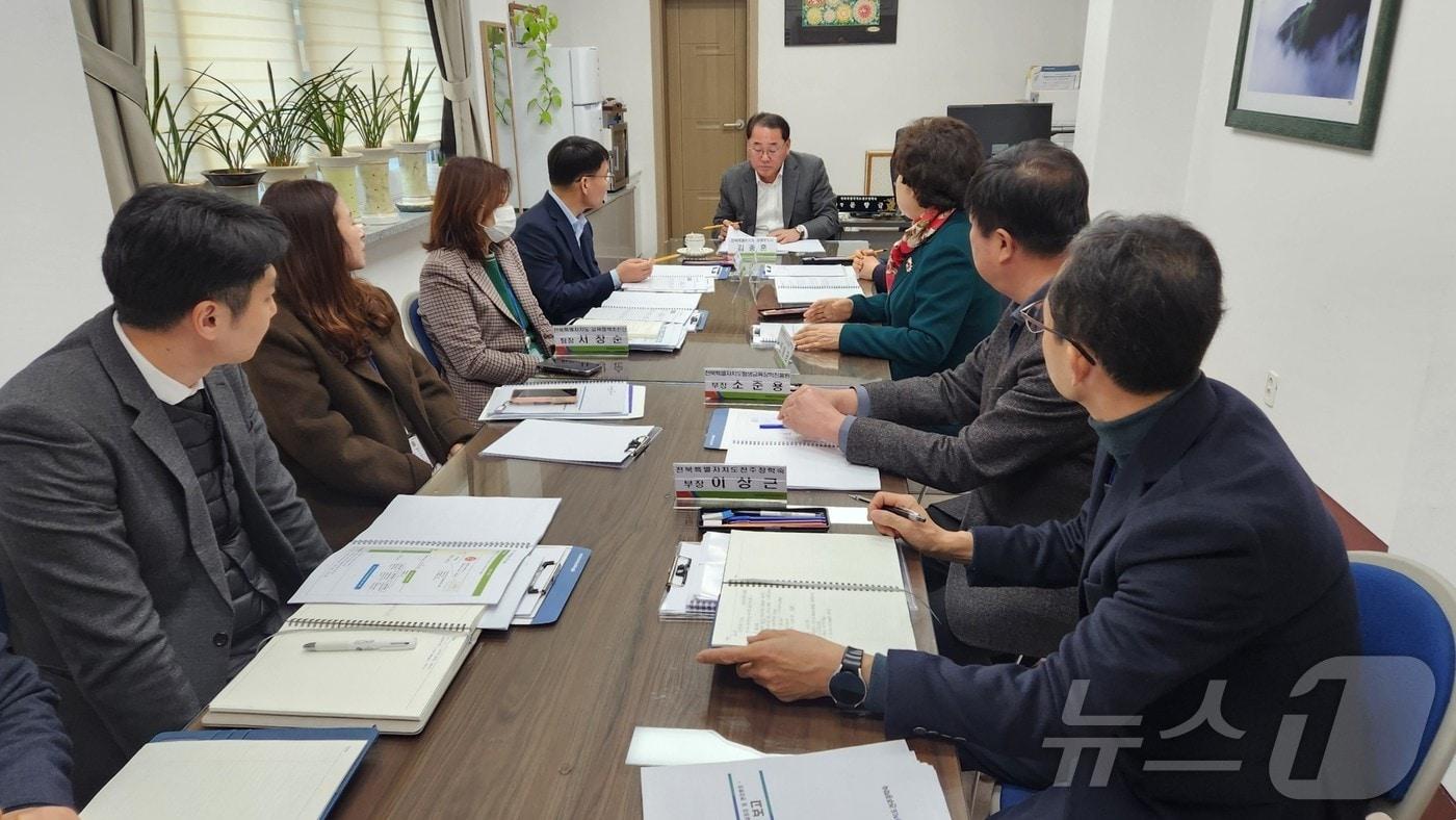 본문 이미지 - 22일 김종훈 전북자치도 경제부지사가 전주장학숙을 찾아 관계자들과 회의를 하고 있다.(전북자치도 제공)/뉴스1  
