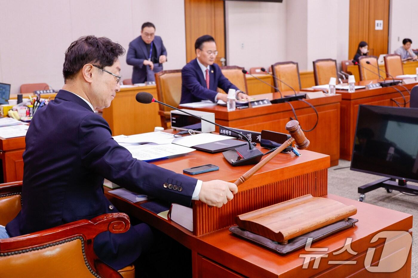 본문 이미지 - 지난달 22일 서울 여의도 국회 법제사법위원회에서 열린 제1차 법안심사제1소위원회에서 박범계 소위원장이 의사봉을 두드리고 있다. 법사위는 이날 이사 충실의무 대상을 주주로 확대하는 내용의 상법 개정안 등을 논의한다. 2025.1.22/뉴스1 ⓒ News1 안은나 기자