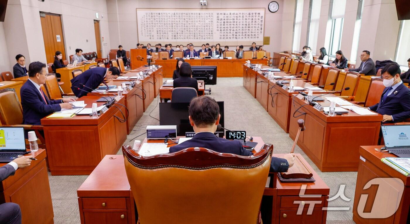 22일 서울 여의도 국회 법제사법위원회에서 열린 제1차 법안심사제1소위원회에서 박범계 소위원장이 의사봉을 두드리고 있다. 법사위는 이날 이사 충실의무 대상을 주주로 확대하는 내용의 상법 개정안 등을 논의한다. 2025.1.22/뉴스1 ⓒ News1 안은나 기자