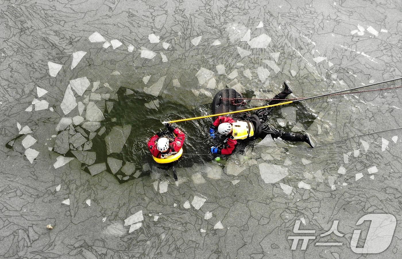 본문 이미지 - 평년기온을 웃도는 포근한 날씨가 이어진 22일 오후 대구 달성군 하빈저수지에서 대구강서소방서 119구조대원들이 동계 수난사고 대비 특별구조훈련을 실시하고 있다. 2025.1.22/뉴스1 ⓒ News1 공정식 기자