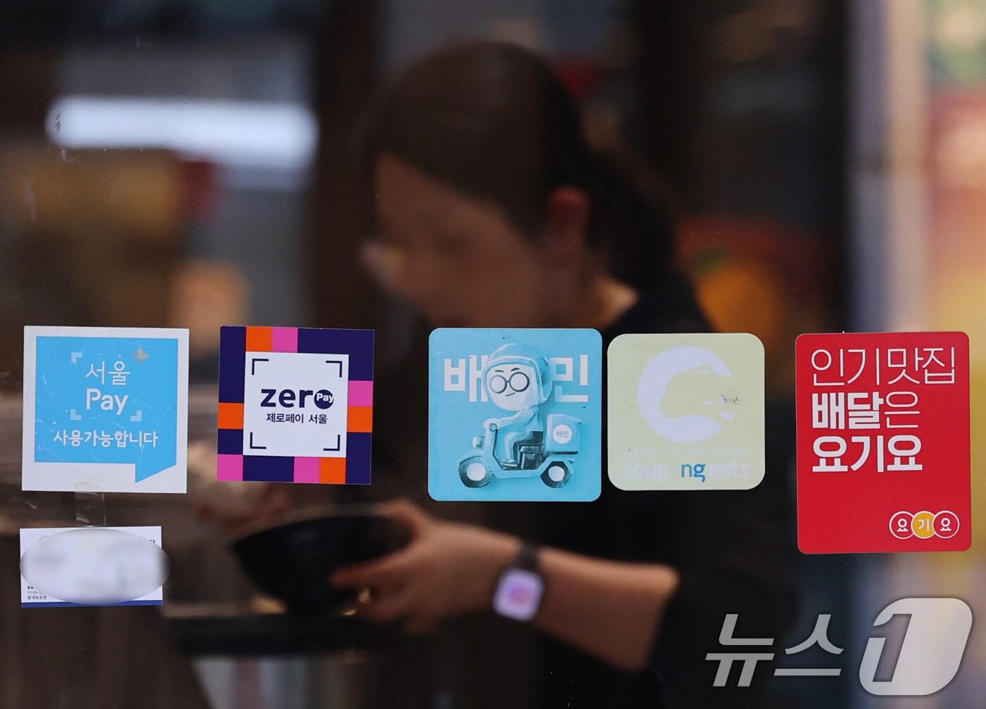 본문 이미지 - 서울의 한 음식점에 배달앱 스티커가 붙어 있다. 2025.1.22/뉴스1 ⓒ News1 박지혜 기자