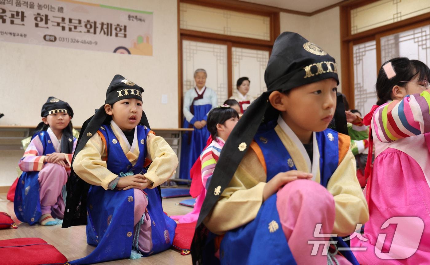 설 명절을 앞둔 자넌덜 22일 경기 용인시 처인구 용인시예절교육관에서 열린 '새해 맞이 설 명절 특강 및 체험'에서 다문화가정 참가자들이 세배를 배우고 있다. /뉴스1 ⓒ News1 김영운 기자