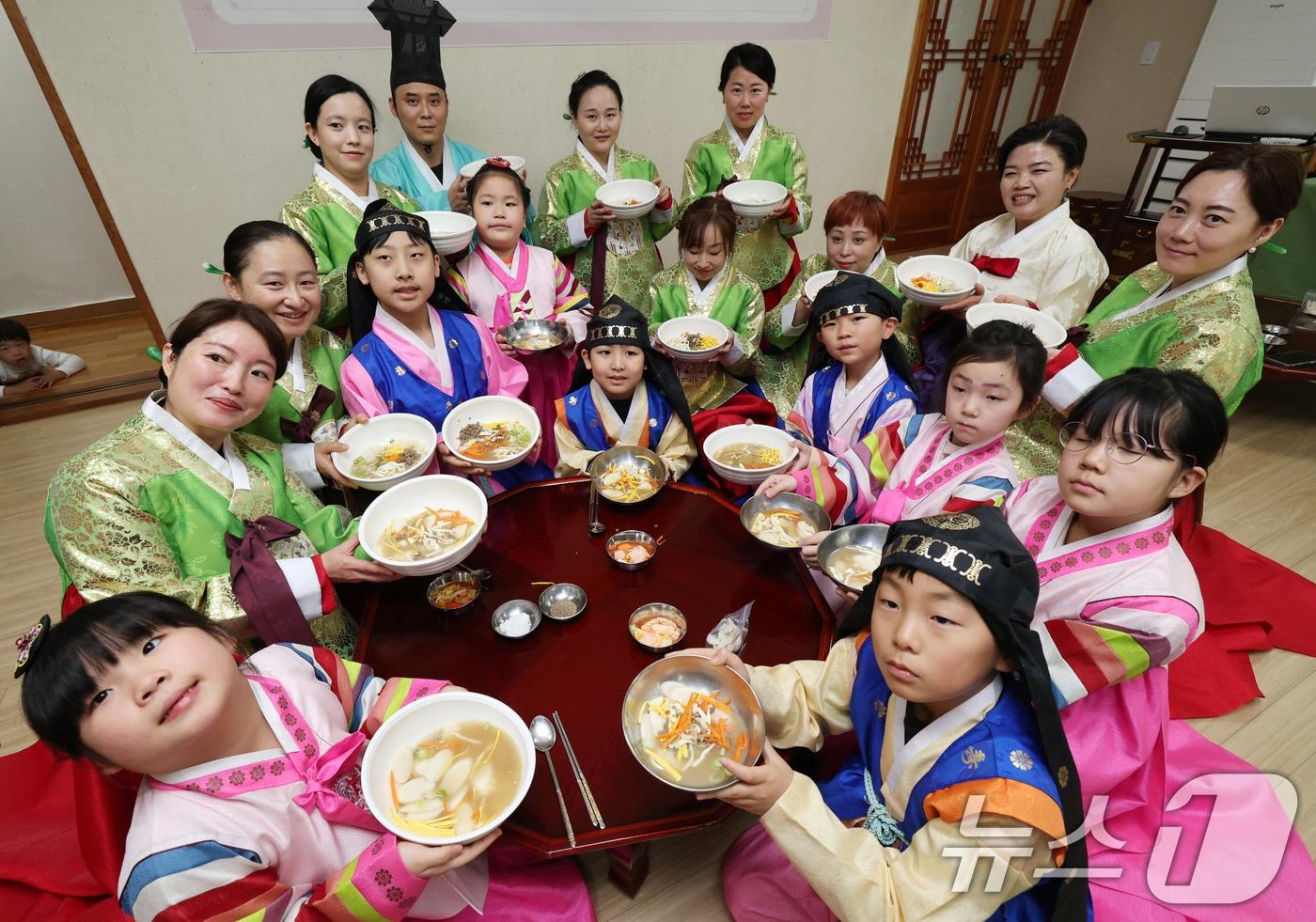 본문 이미지 - 지난해 설 명절을 앞두고 경기 용인시 처인구 용인시예절교육관에서 열린 '새해 맞이 설 명절 특강 및 체험'에서 다문화가정 참가자들 모습. 2025.1.22. (사진은 기사 내용과 무관함) / ⓒ 뉴스1 김영운 기자