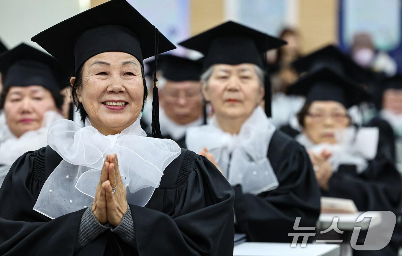 본문 이미지 - 22일 서울 영등포구청 별관에서 열린 2024학년도 늘푸름학교 졸업식에서 어르신 졸업생들이 학우의 수상을 축하하며 손뼉을 치고 있다. 늘푸름학교는 18세 이상 성인 중 초등학교와 중학교 미이수자를 대상으로 영등포구가 운영하는 성인문해프로그램이다. 2025.1.22/뉴스1 ⓒ News1 김도우 기자