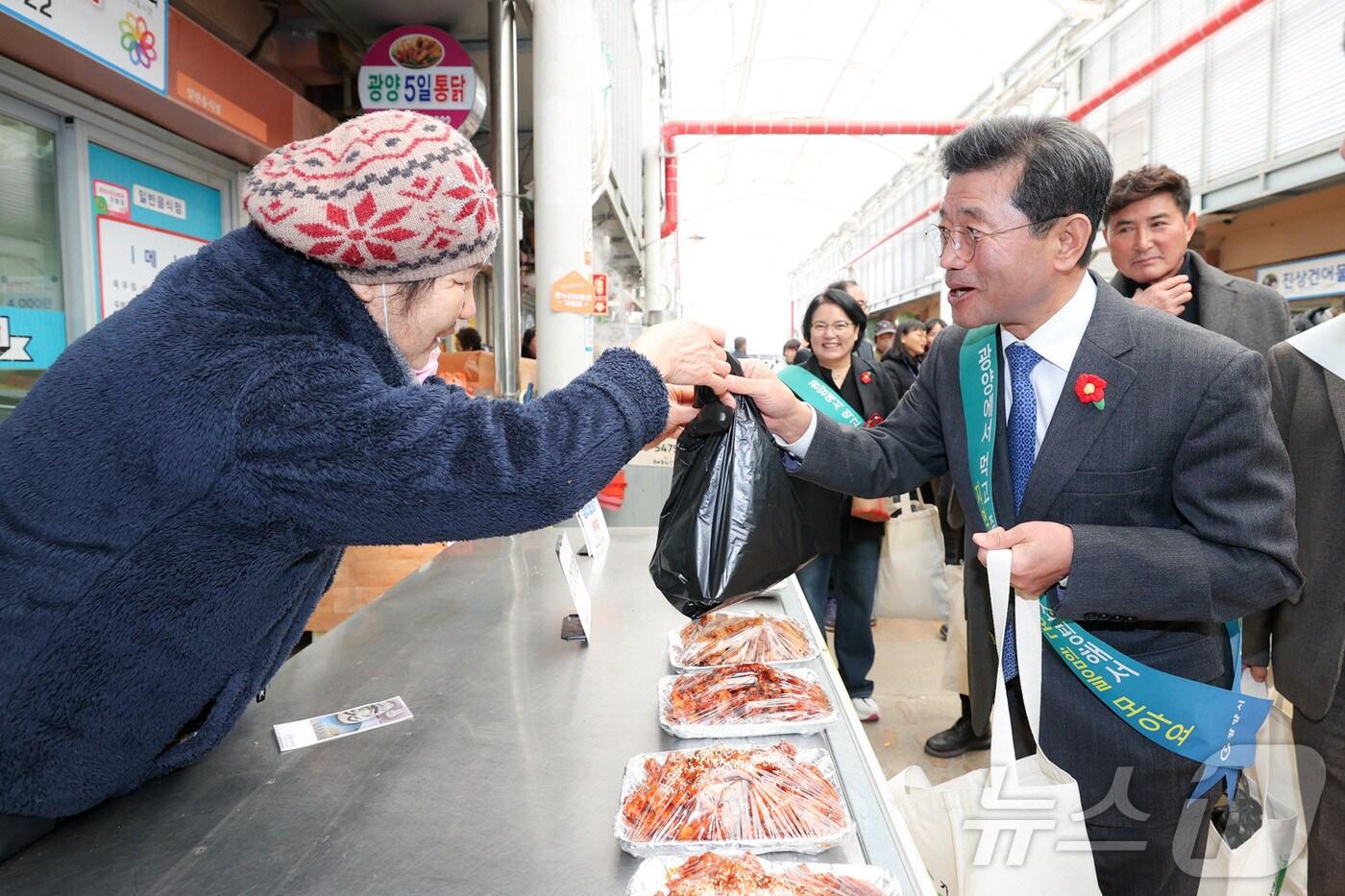 정인화 시장이 민속 최대명절인 설을 앞두고 전통시장을 방문하고 있다(광양시 제공)2025.1.22/ 