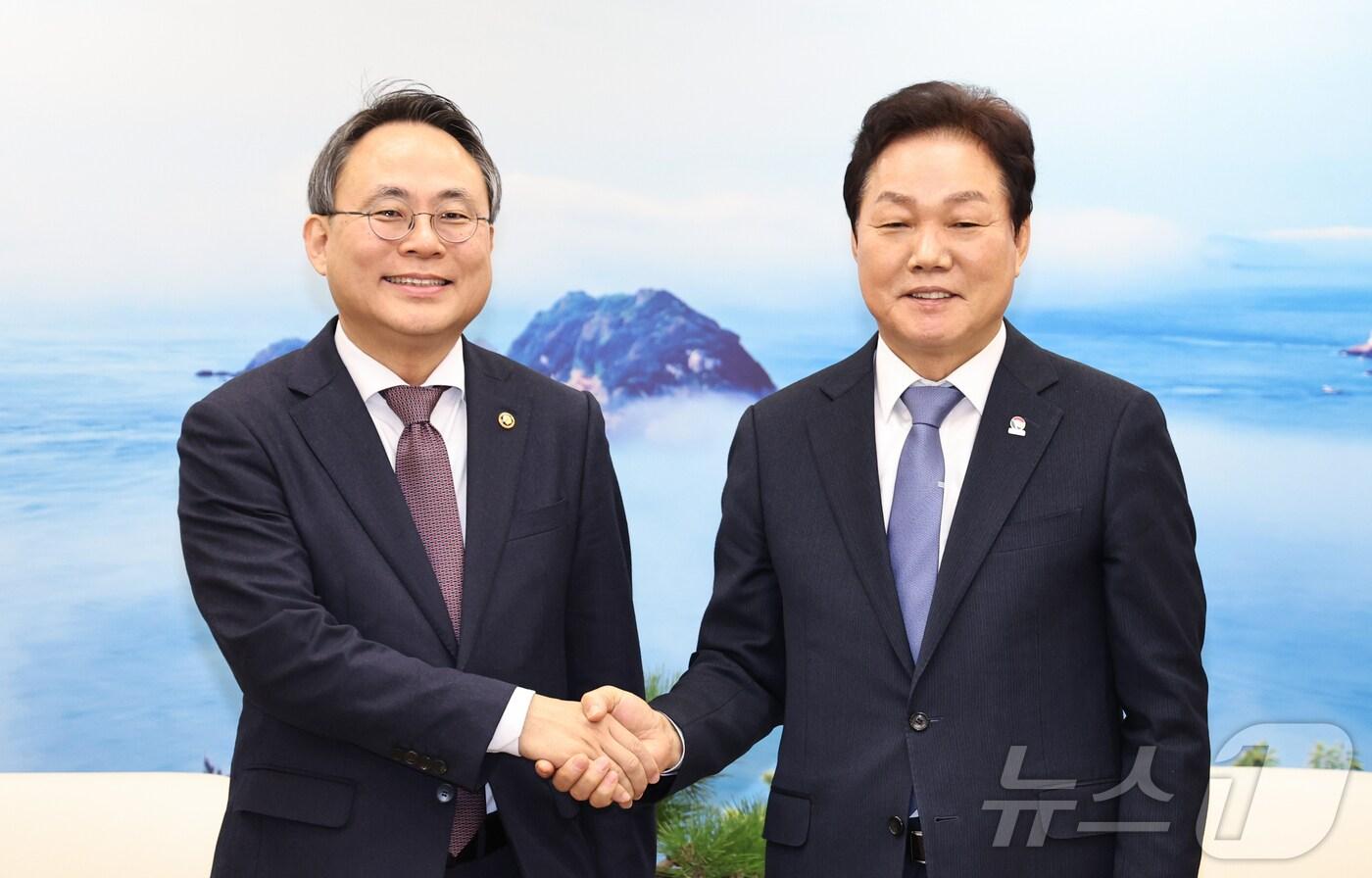 박완수 경남지사&#40;오른쪽&#41;와 고기동 행정안전부 장관 직무대행이 22일 경남도청에서 면담을 가진 뒤 기념촬영을 하고 있다.&#40;경남도 제공&#41;