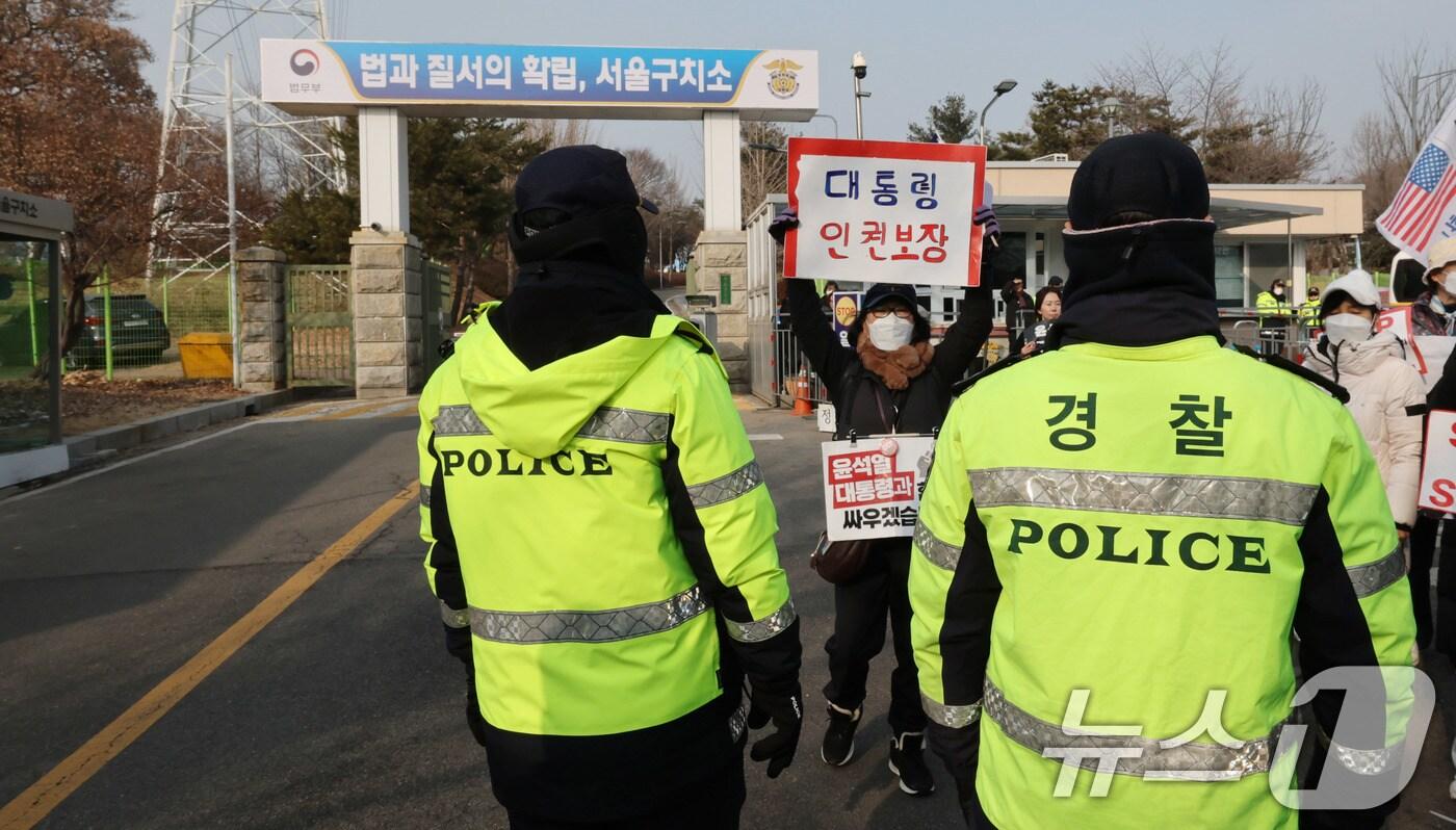 본문 이미지 - 22일 윤석열 대통령이 수감 중인 경기도 의왕시 서울구치소 앞에서 윤 대통령 지지자들이 탄핵반대와 인권보장 촉구 구호를 외치고 있다. 2025.1.22/뉴스1 ⓒ News1 박세연 기자
