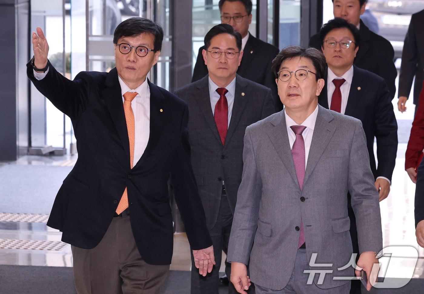 본문 이미지 - 권성동 국민의힘 원내대표가 22일 서울 중구 한국은행에서 이창용 한은 총재와 대화를 나누며 회의장으로 이동하고 있다. 권 원내대표는 이 총재를 만나 금리와 환율 등 최근 경제 상황 전반에 대한 이야기를 나눌 예정이다. 2025.1.22/뉴스1 ⓒ News1 박지혜 기자