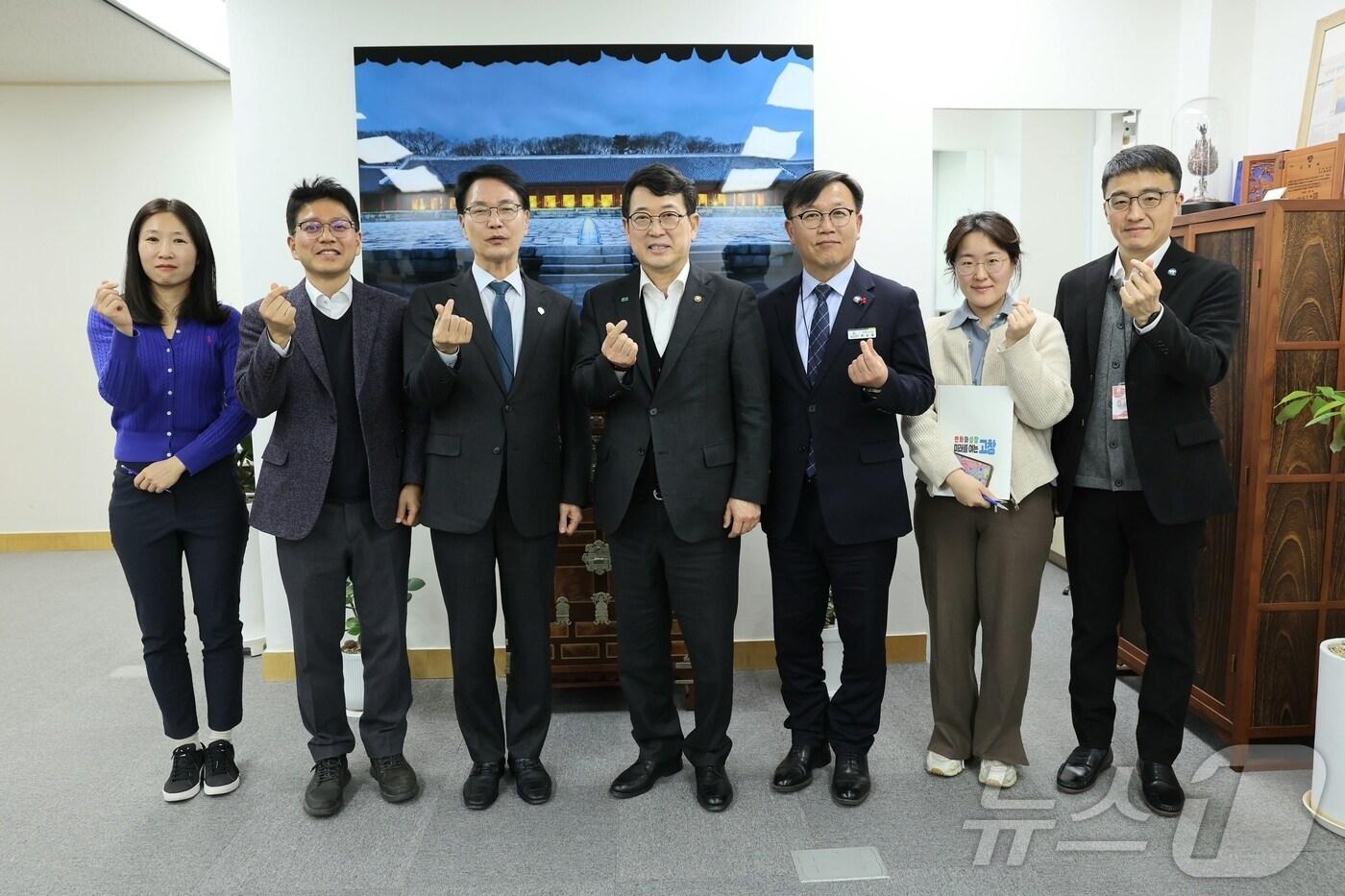  심덕섭 고창군수(세계유산도시협의회장)가 22일 최응천 국가유산청장과 면담하고 세계유산 보존·관리 예산 확대 등 현안사항을 건의했다.(고창군 제공)2025.1.22/뉴스1