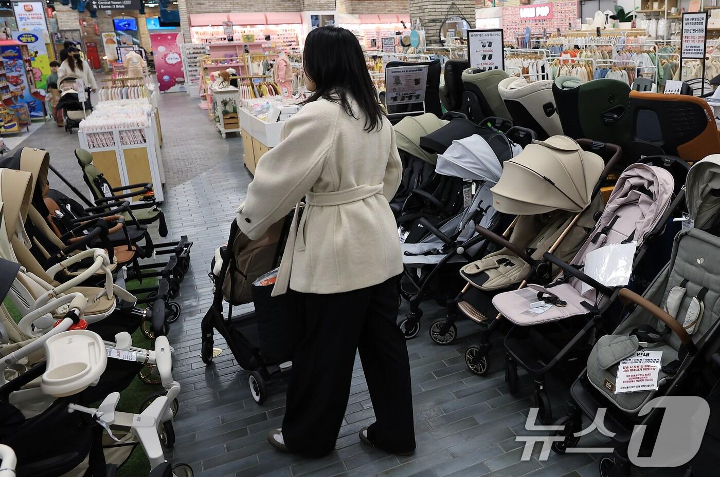 22일 오후 경기 고양시 스타필드 토이킹덤 내 유아용품점을 찾은 시민들이 유아용품을 살펴보고 있다. 2025.1.22/뉴스1 ⓒ News1 박정호 기자