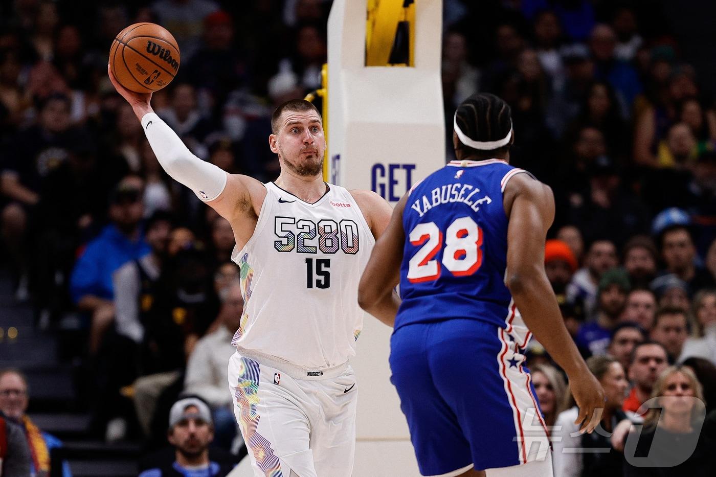 NBA 덴버의 요키치가 22일&#40;한국시간&#41; 필라델피아와 경기에서 공을 소유하고 있다.ⓒ 로이터=뉴스1