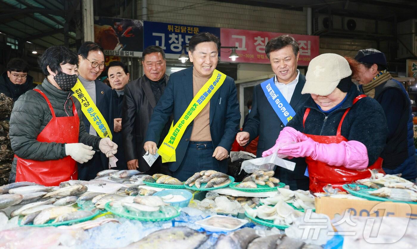 본문 이미지 - 22일 전북자치도 정읍시 샘고을시장을 방문한 김관영 전북도지사가 온누리상품권으로 수산물을 구입하고 있다.(전북자치도 제공)/뉴스1 
