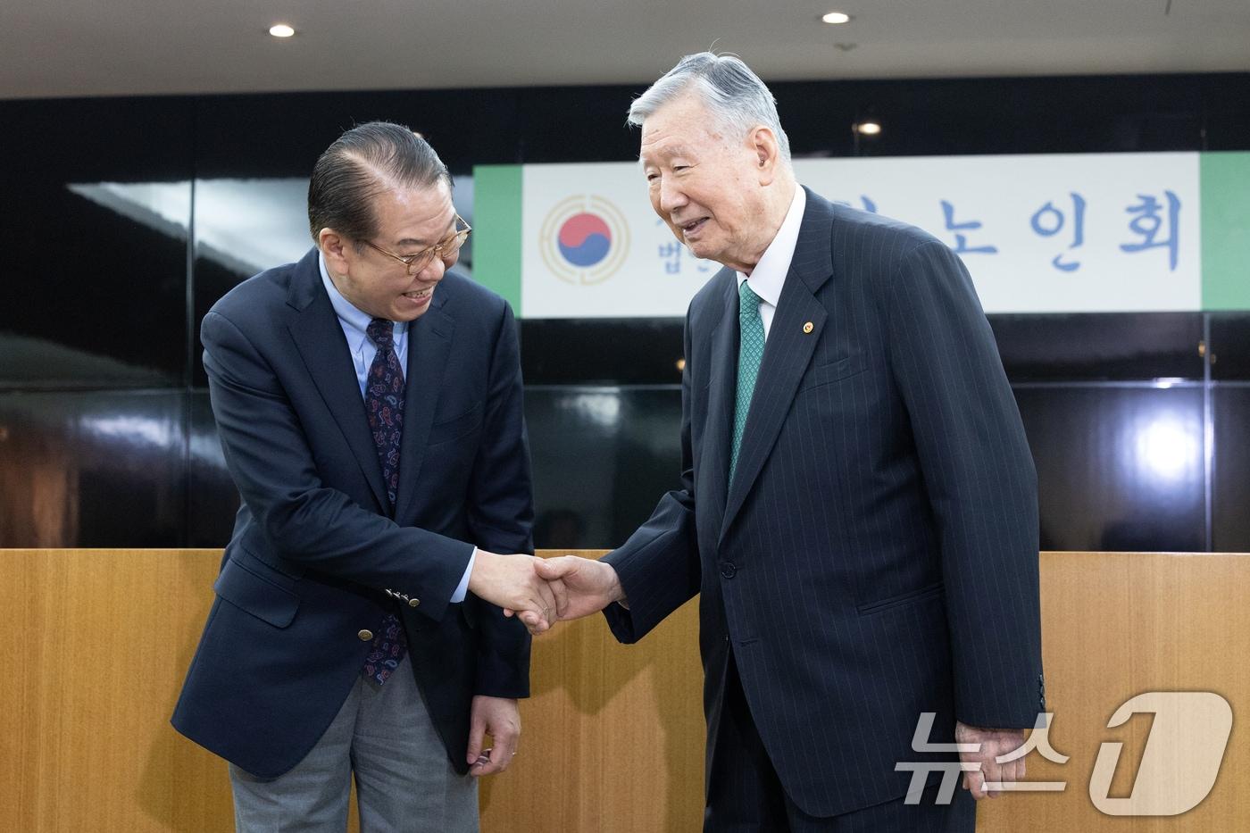 권영세 국민의힘 비상대책위원장이 22일 오후 서울 중구 대한노인회를 찾아 이중근 회장과 악수하고 있다. 2025.1.22/뉴스1 ⓒ News1 이승배 기자