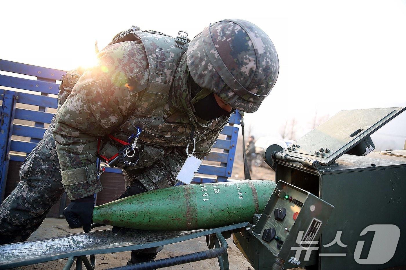 육군 5797부대 장병이 지난 21일 경기 연천군 부흥동 훈련장에서 열린 혹한기 전술훈련에서 K10 탄약운반장갑차로 모의탄약을 전방 적재하고 있다. &#40;사진은 기사 내용과 무관함, 육군 5797부대 제공&#41; 2025.1.22/뉴스1