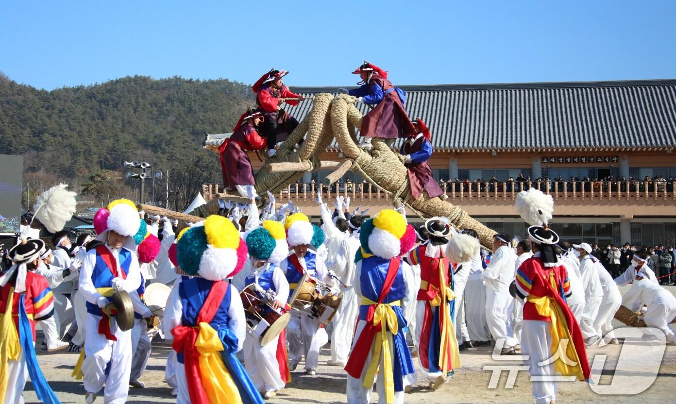 본문 이미지 - 광주 대표 지역 축제인 정월대보름 고싸움 놀이.(광주시 제공)/뉴스1 