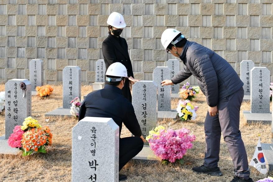 본문 이미지 - 대전현충원 관계자들이 묘역을 점검하고 있다. (대전현충원 제공)/뉴스1