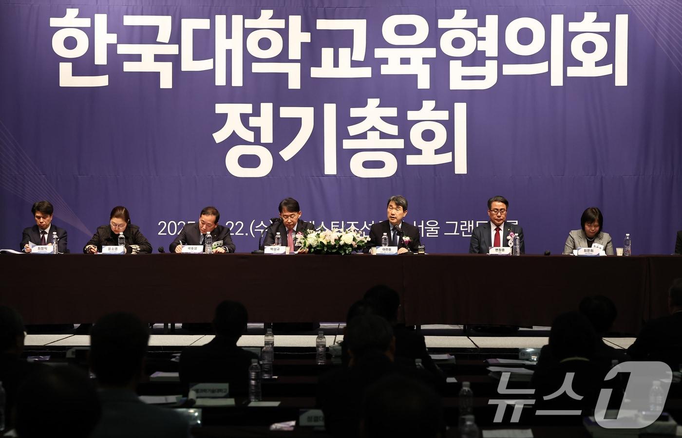 이주호 사회부총리 겸 교육부 장관이 1월 22일 서울 중구 웨스틴 조선호텔에서 열린 &#39;2025 한국대학교육협의회&#40;대교협&#41; 정기총회&#39;에 참석해 인사말을 하고 있다. /뉴스1 ⓒ News1 김도우 기자